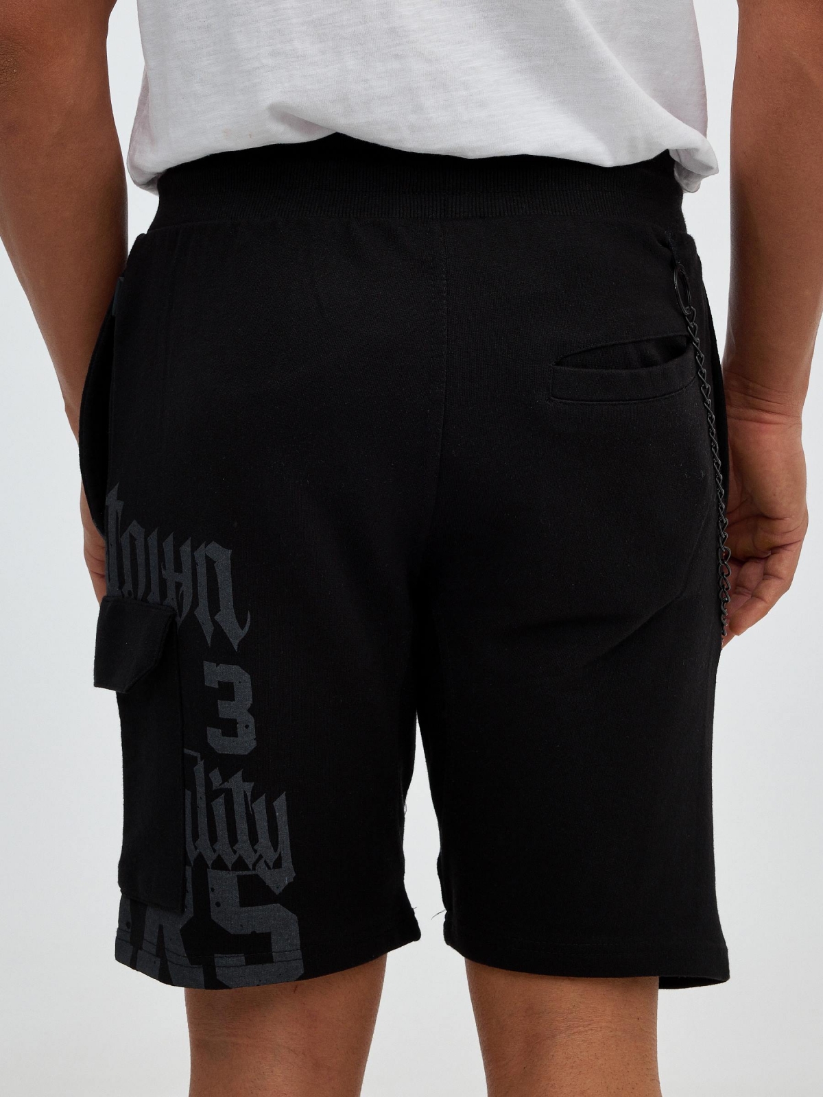 Bermuda jogger con cadena negro vista detalle