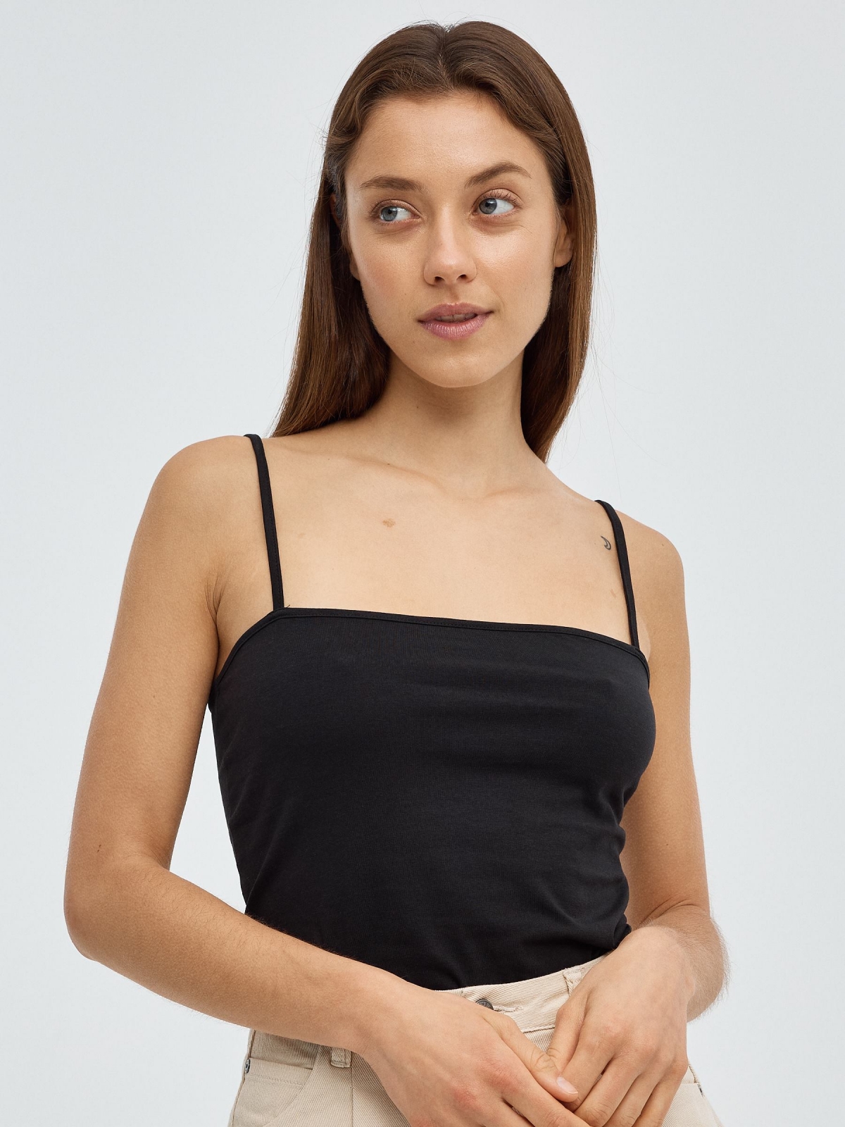 Crop top de alças básicas preto vista meia frontal