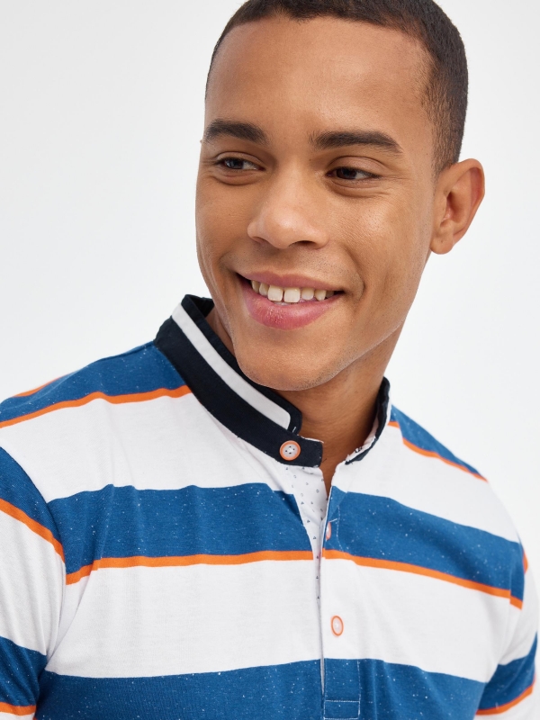 Polo mao with stripes and contrasts blue detail view