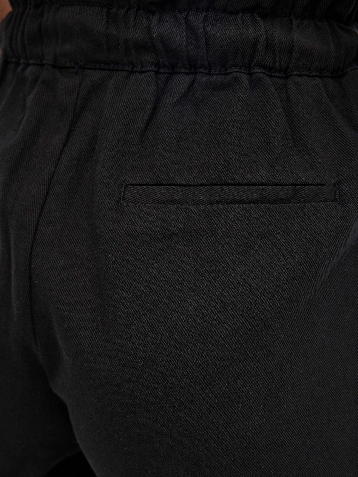 Shorts de cintura elástica negro vista detalle