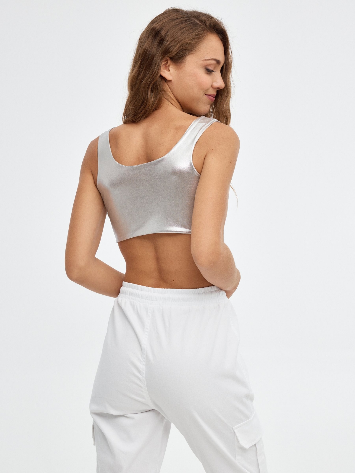 Crop top de costuras plateado plateado vista media trasera