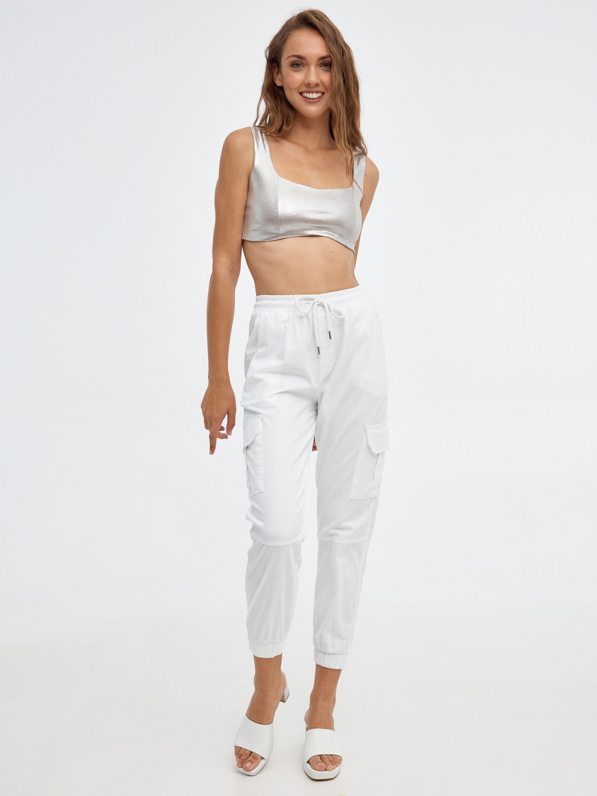 Crop top com costura prateada prata vista geral frontal