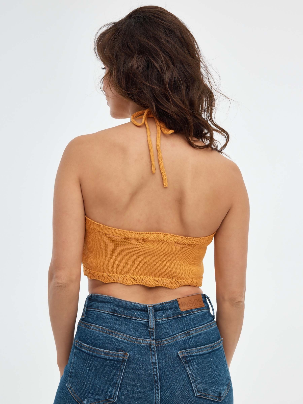 Top halter de crochet ocre vista media trasera