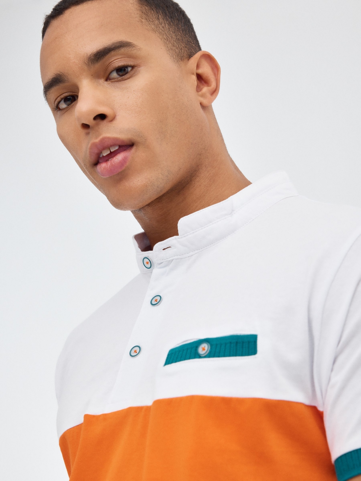 Color block polo shirt emerald detail view