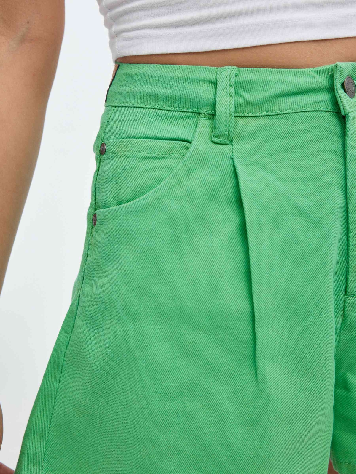 Short de sarja larga menta vista detalhe