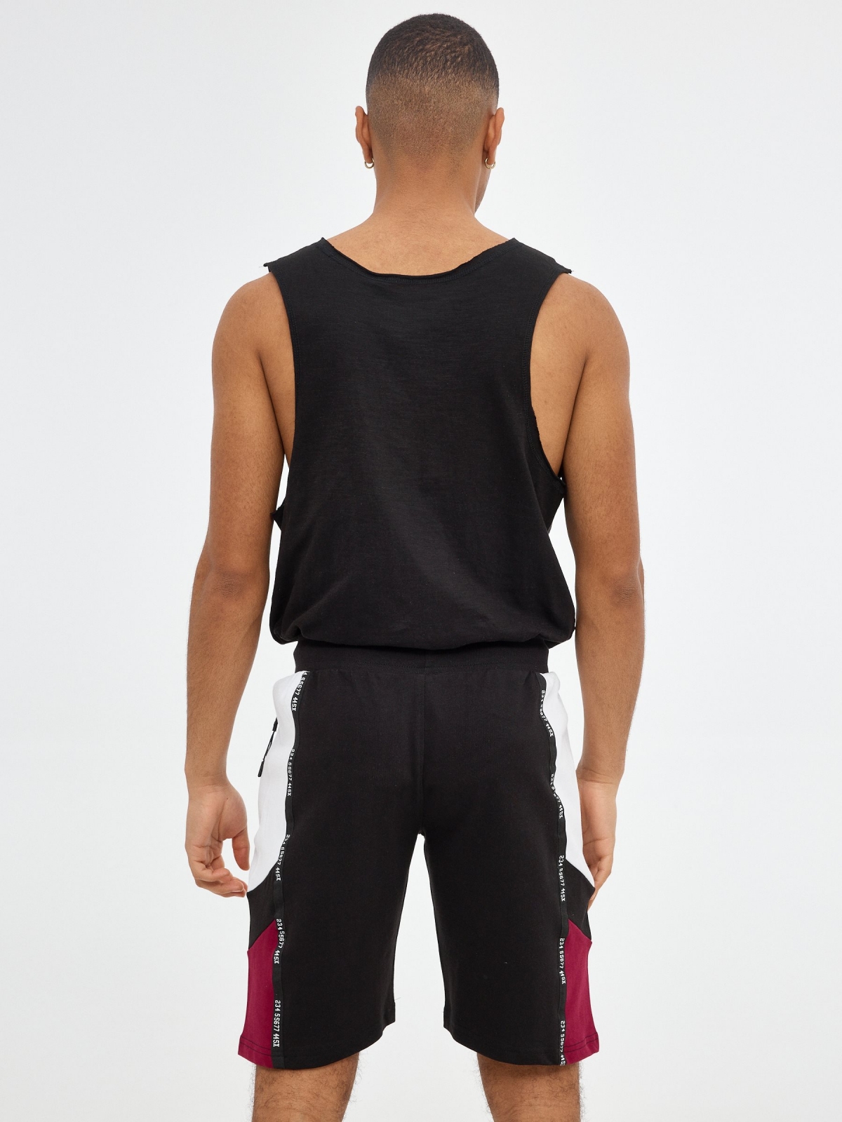 Bermuda jogger deportiva negro vista media trasera