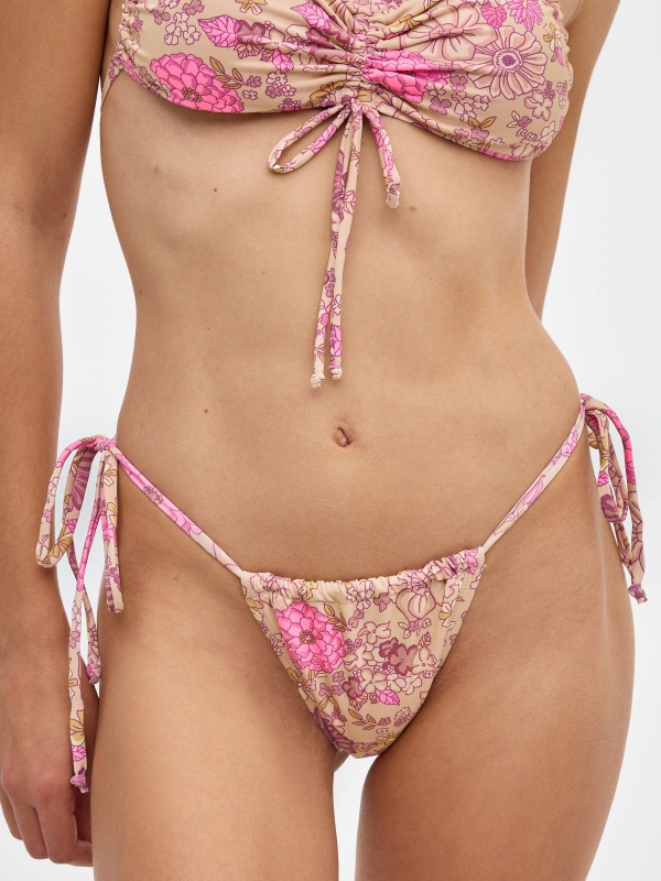 Fundos de bikini de impressão brasileira multicolorido vista detalhe