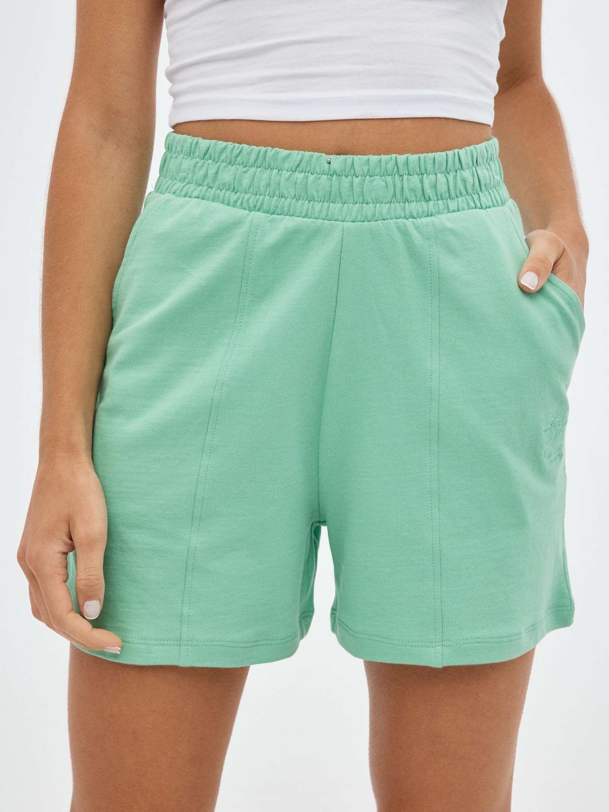 Shorts verde felpa menta vista detalle