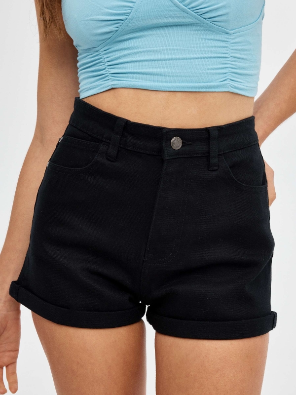 Short denim mom de color negro vista detalle trasero