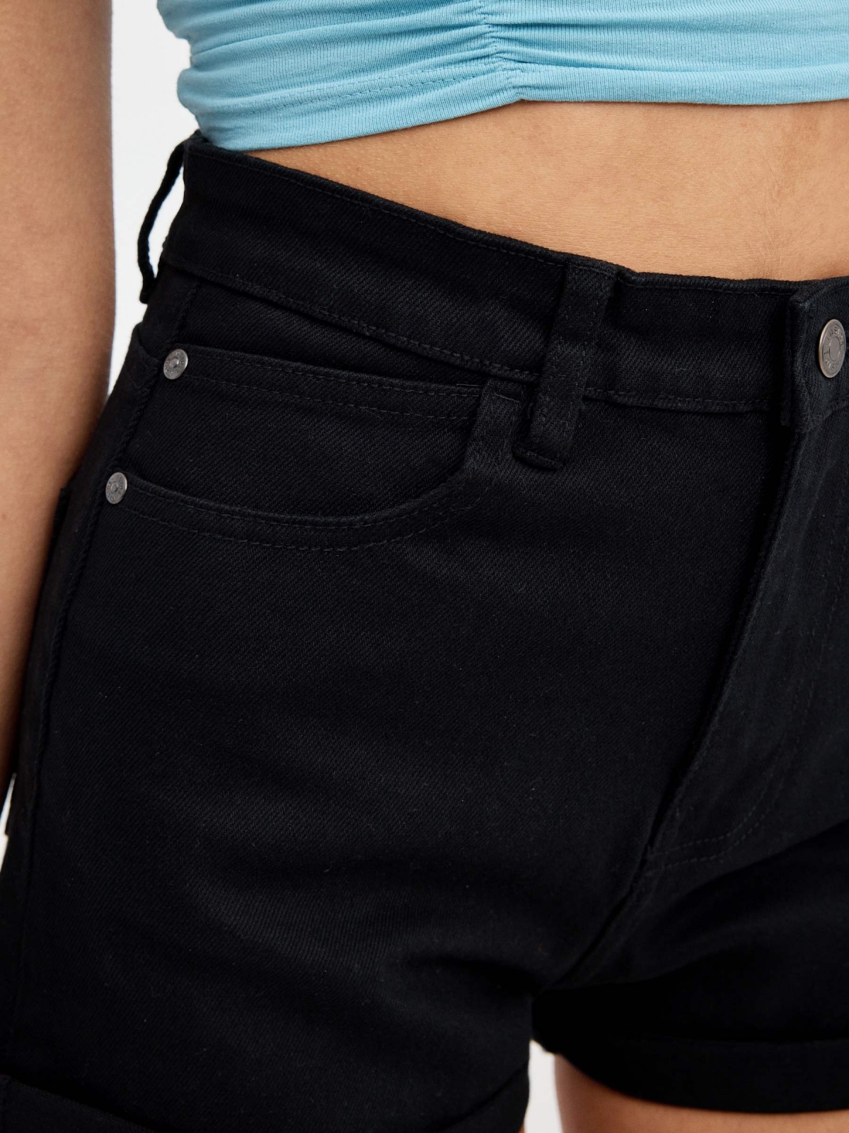 Short denim mom de color negro vista detalle