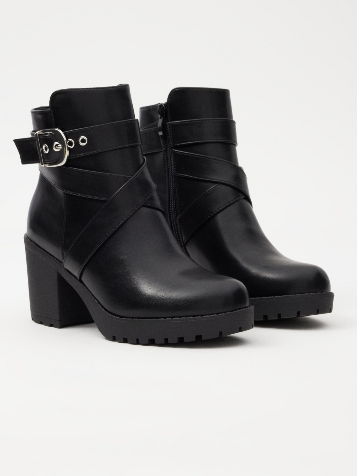 Heeled ankle boots with buckle 45º front view