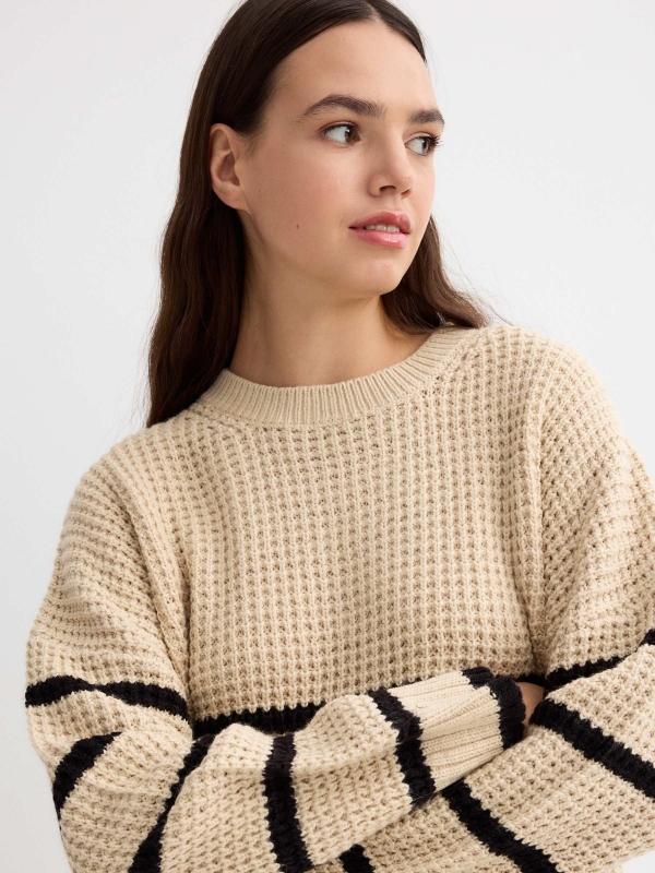 Camisola oversized às riscas areia vista detalhe