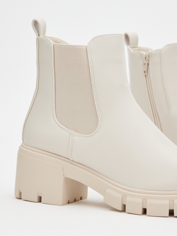 Patent leather ankle boots with elastics beige detail view