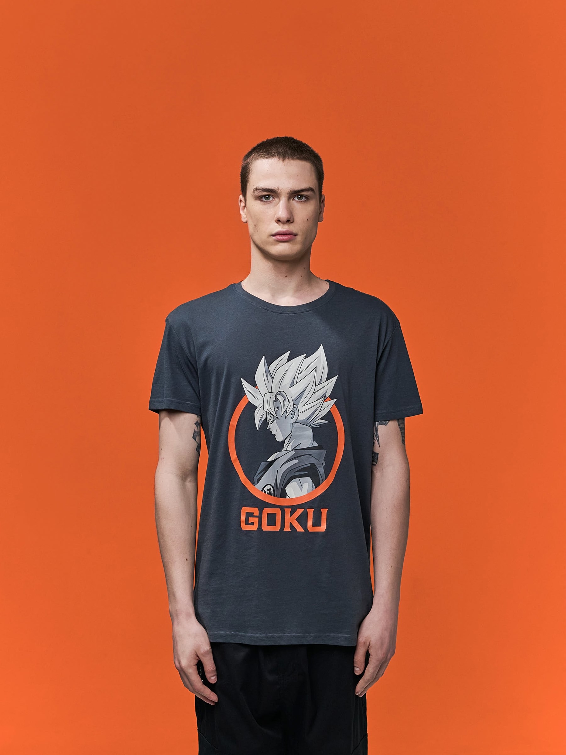 T-shirt de manga curta do Goku cinza escuro vista meia frontal