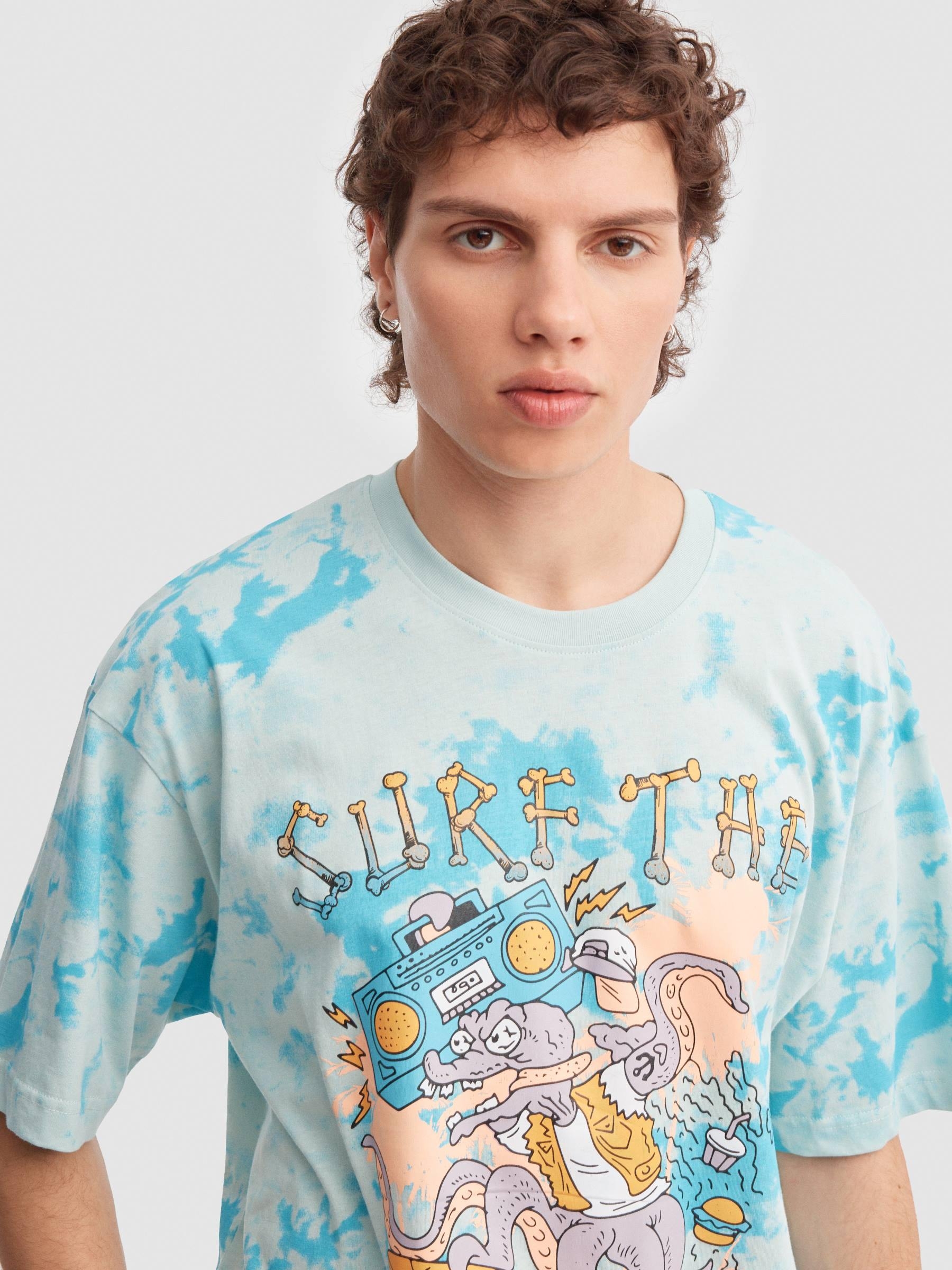 Camiseta tie dye pulpo surfero verde vista media frontal