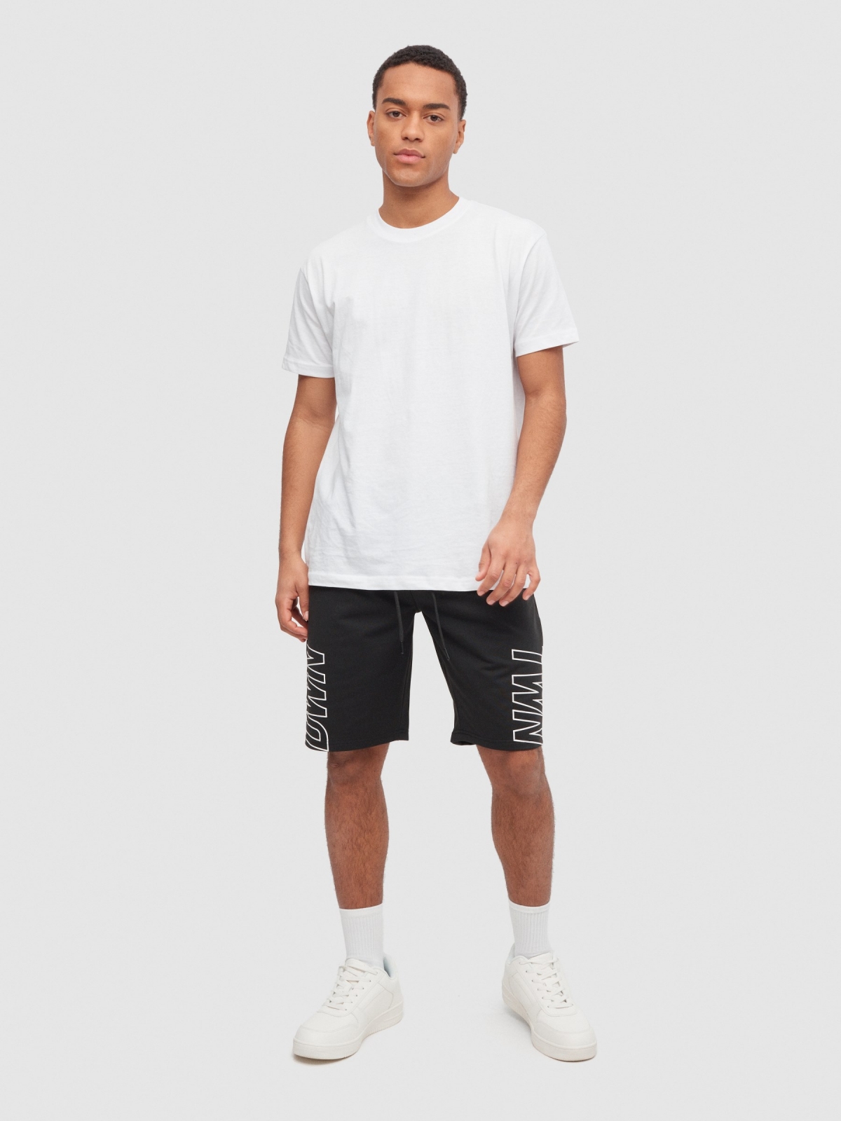Bermuda jogger text preto vista geral frontal