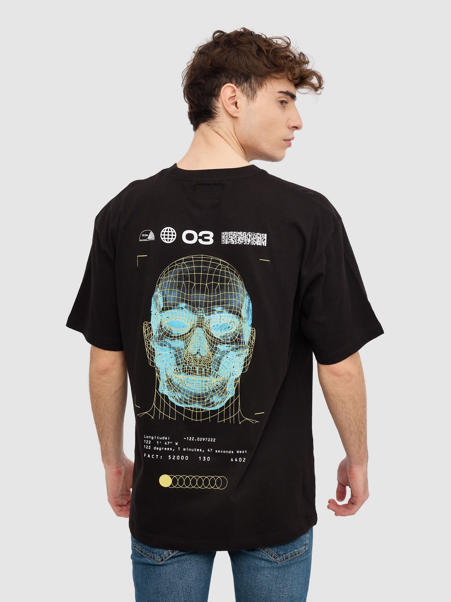 T-shirt tech com caveira preto vista meia frontal