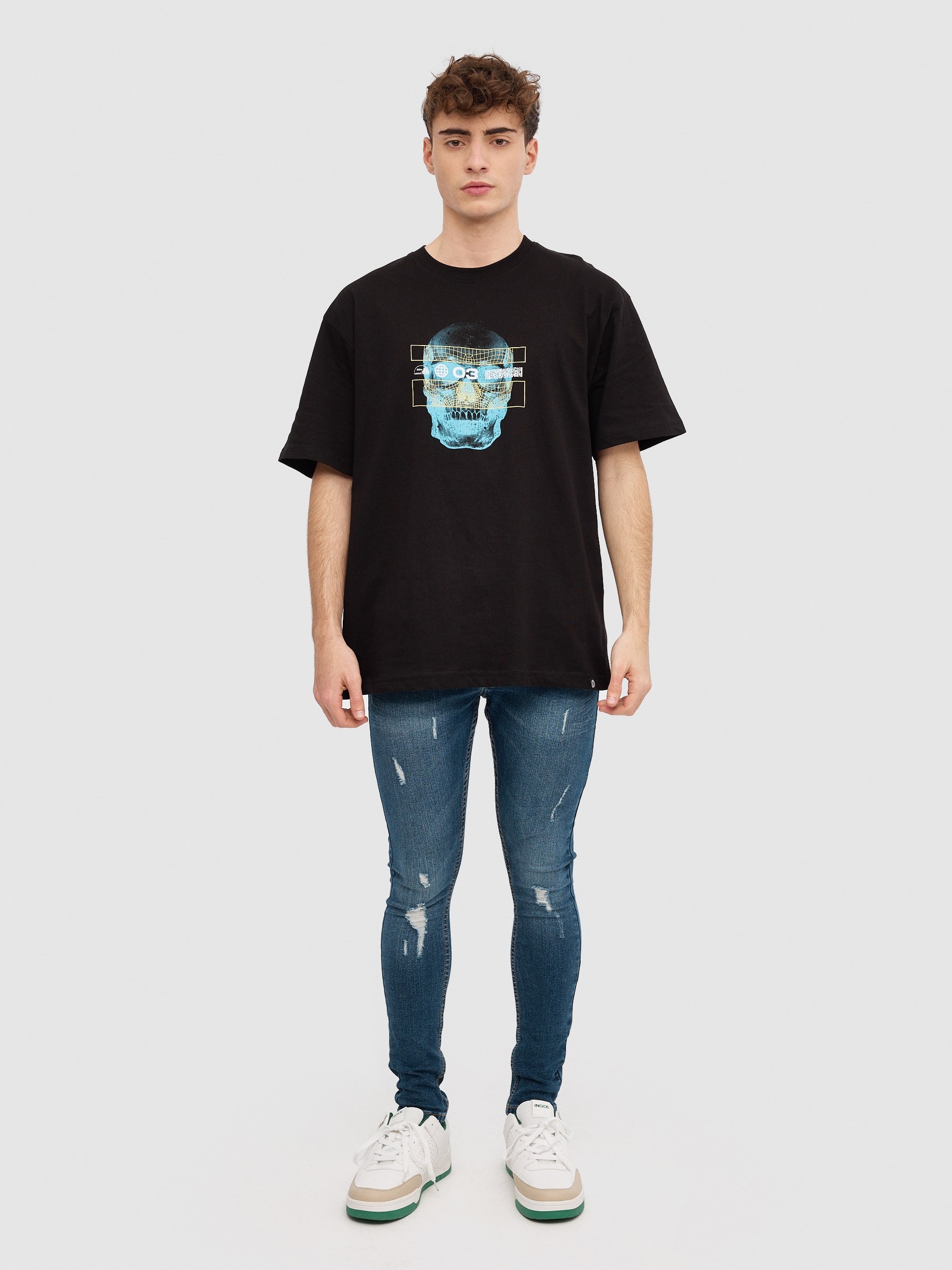 T-shirt tech com caveira preto vista meia frontal