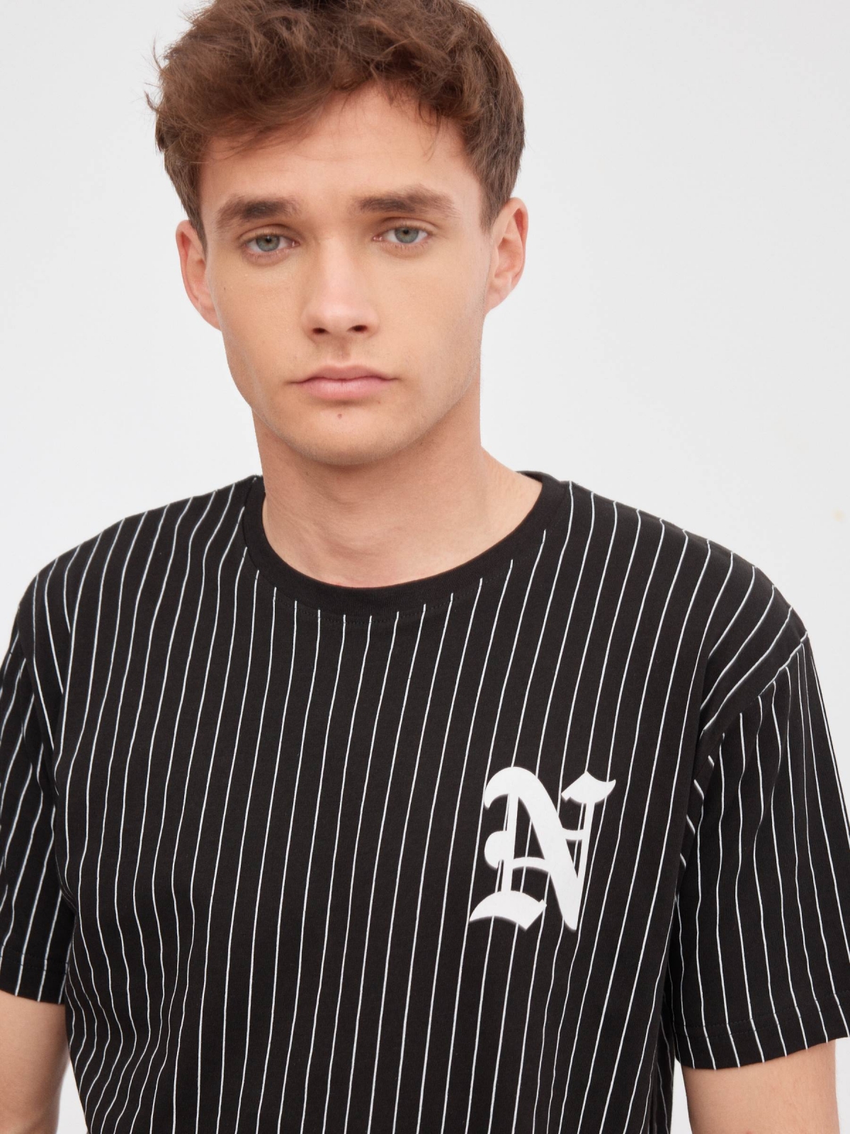 Vertical striped T-shirt black detail view