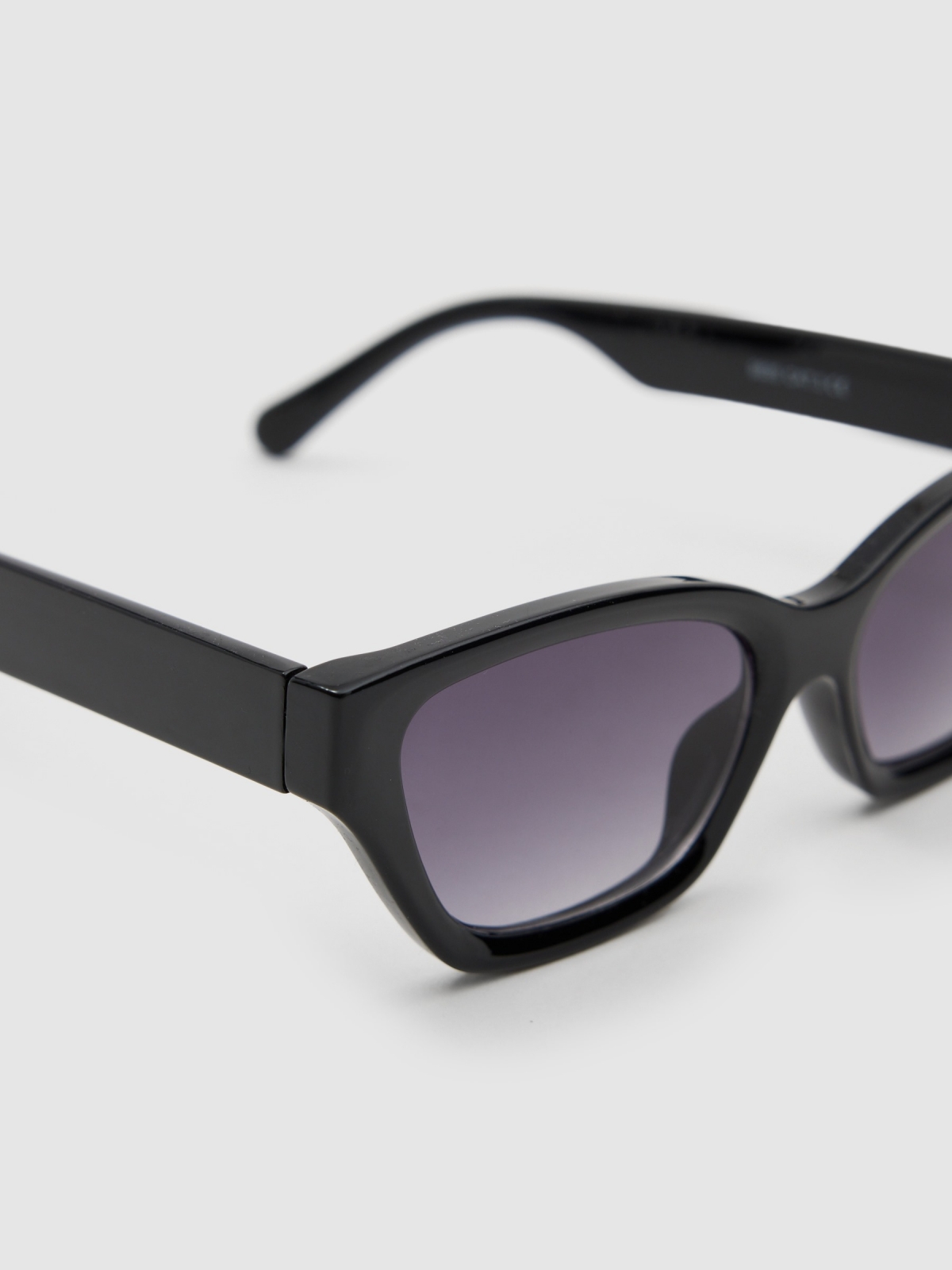 Classic sunglasses black detail view