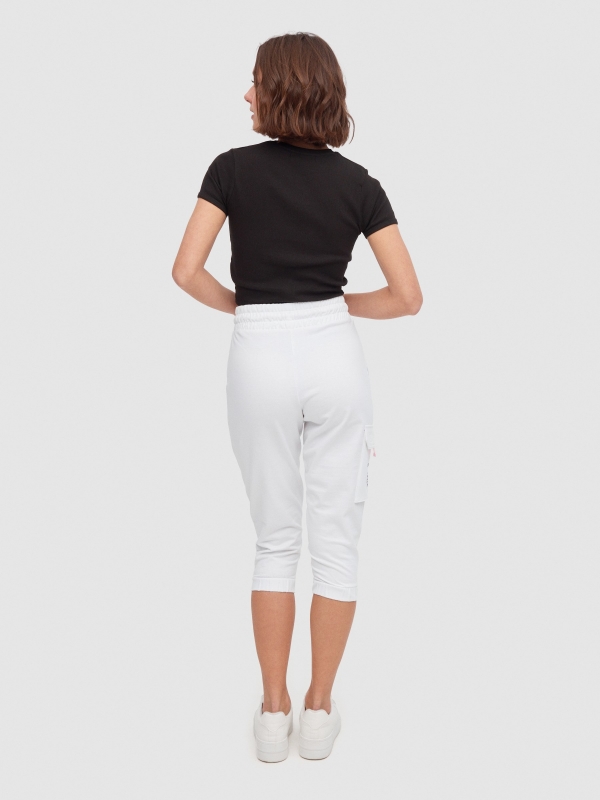 Calça jogger com bolsos branco vista meia frontal