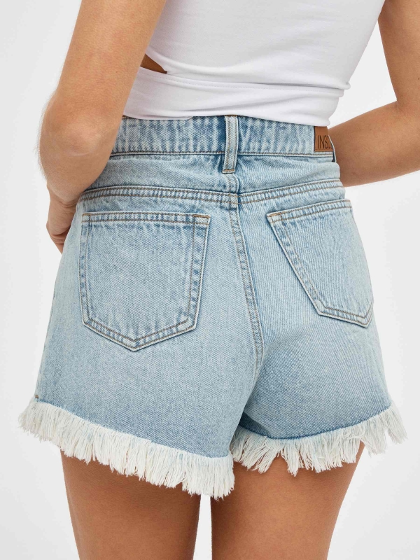 Shorts denim bajo desflecado azul claro vista detalle