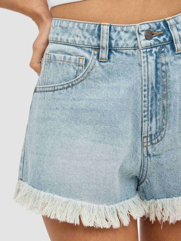 Shorts denim bajo desflecado azul claro vista detalle