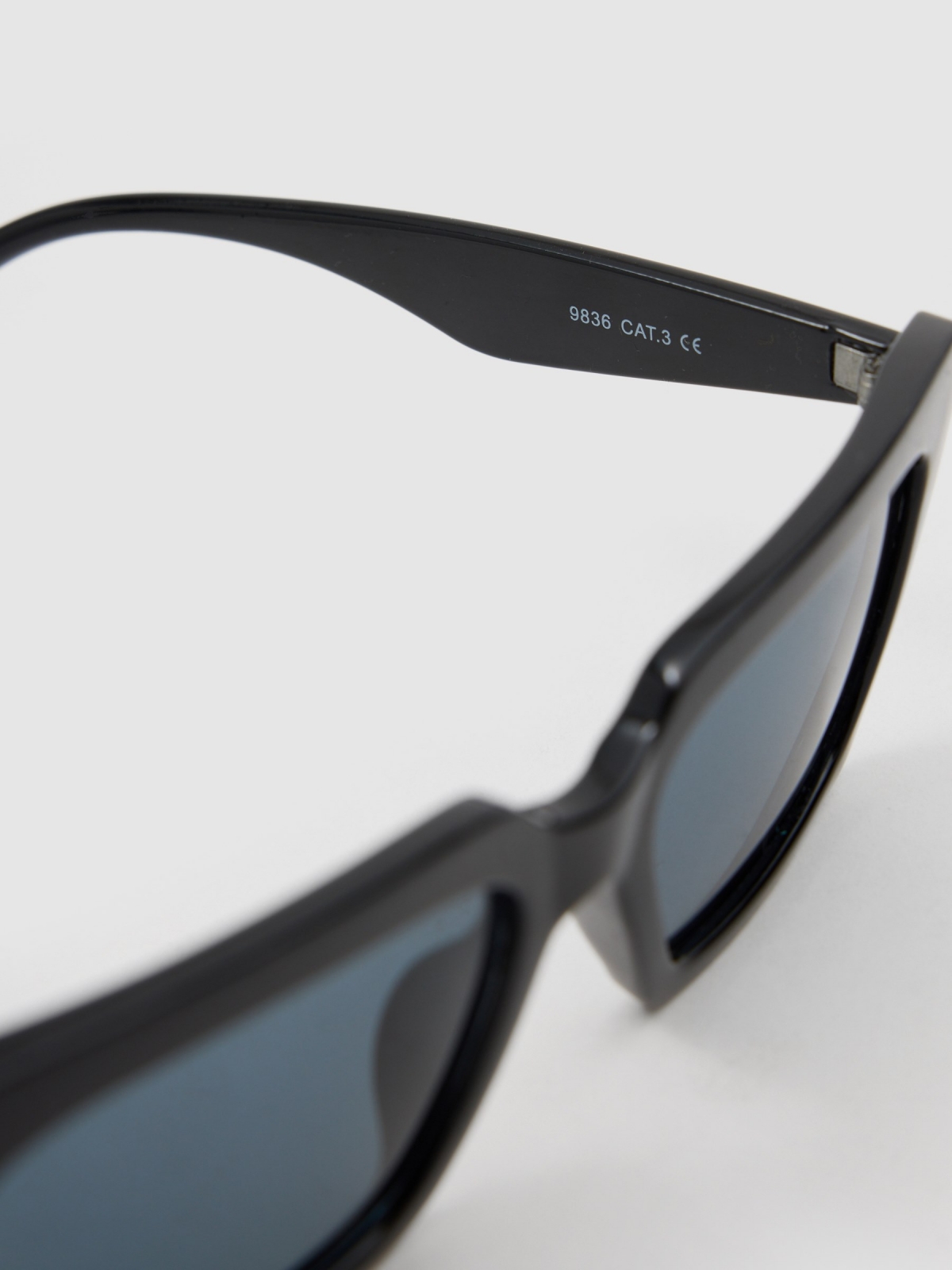 Square sunglasses black detail view