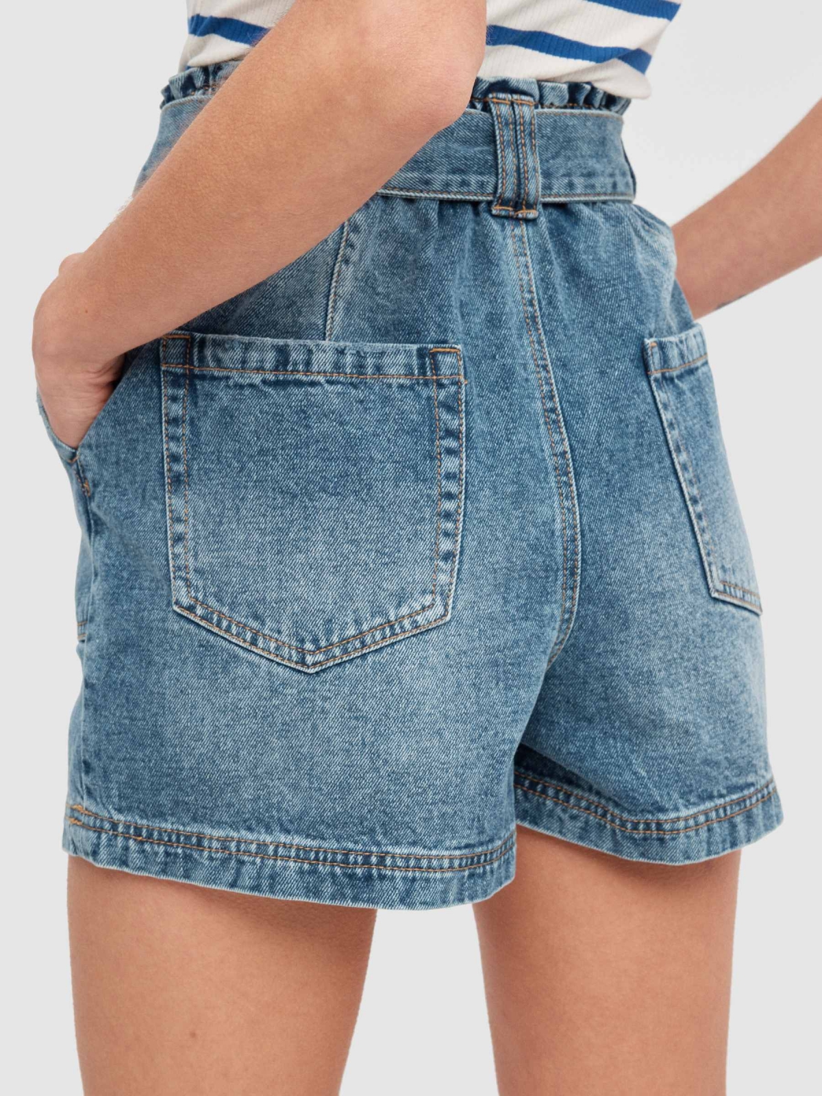 Shorts denim con lazo azul vista detalle