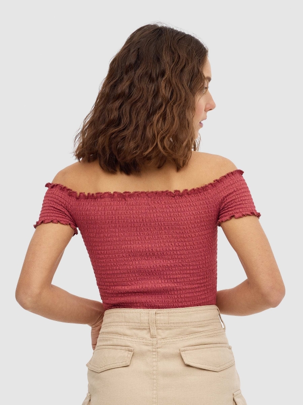 Top cuello barco fruncido rojo vista media trasera