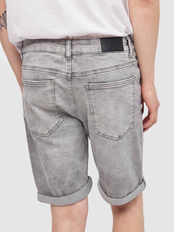 Skinny denim bermuda grey detail view