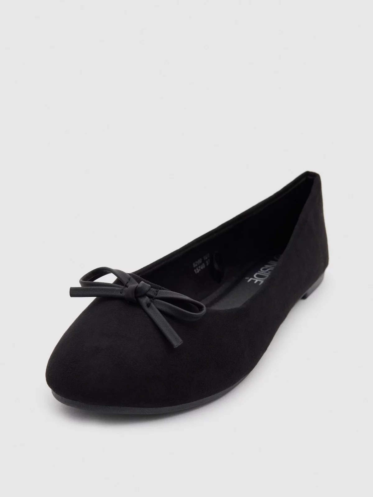 Bailarinas básicas con lazo negro vista detalle Bailarinas básicas con lazo negro vista detalle