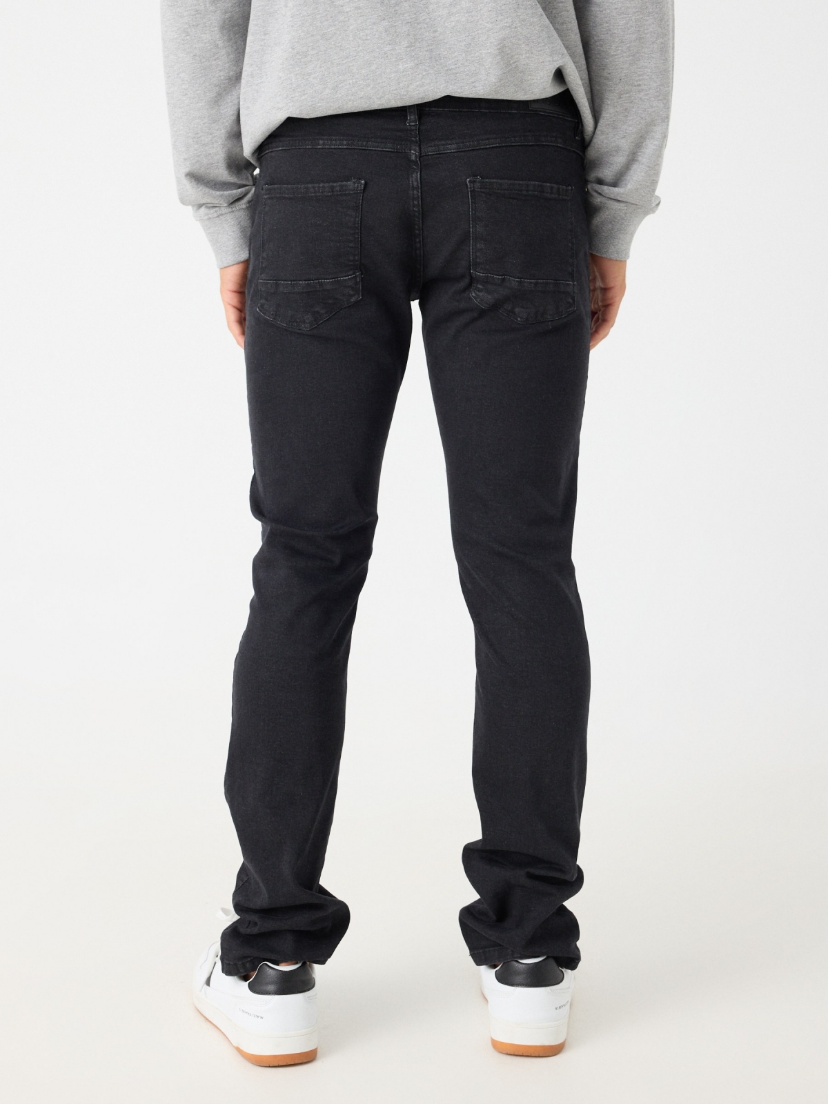 Jeans regular negro lavado negro vista media trasera