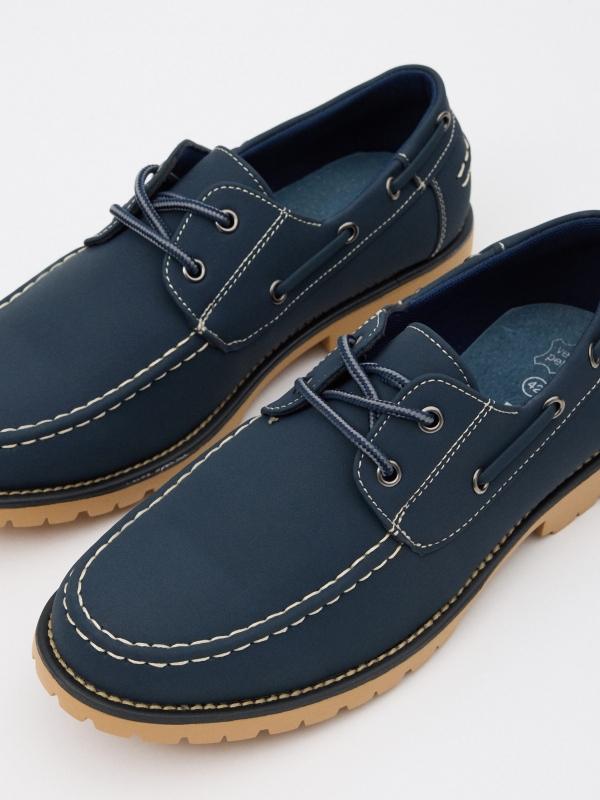 Zapato naútico efecto piel marino azul marino vista detalle