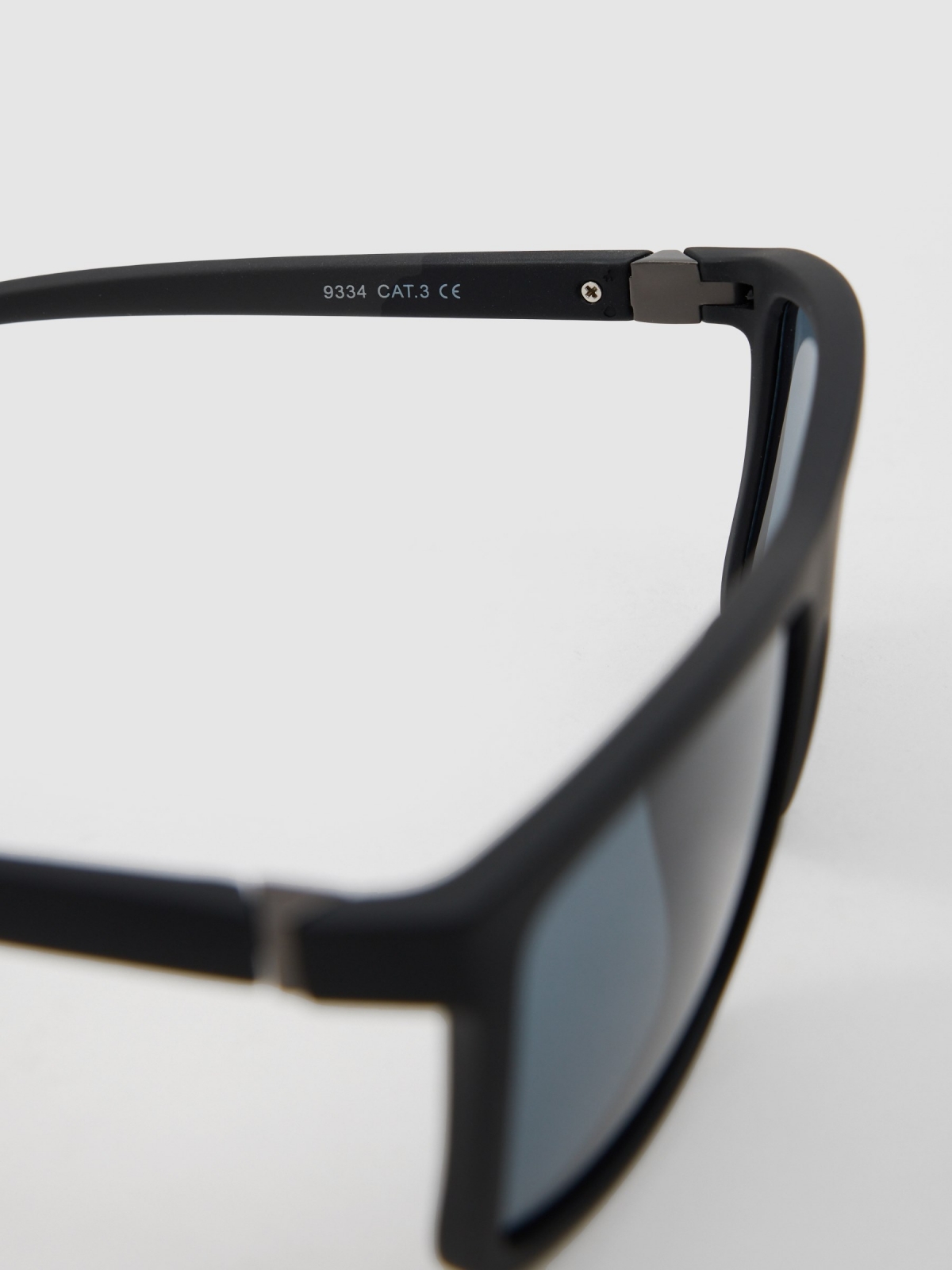 Basic sunglasses black detail view