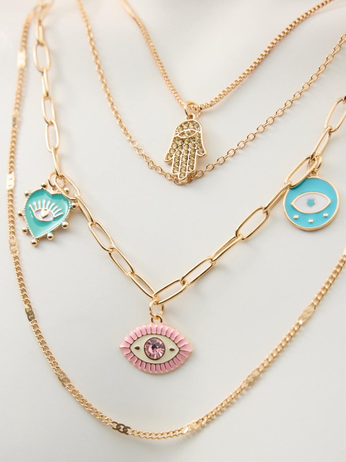 Set collares ojo dorado vista detalle