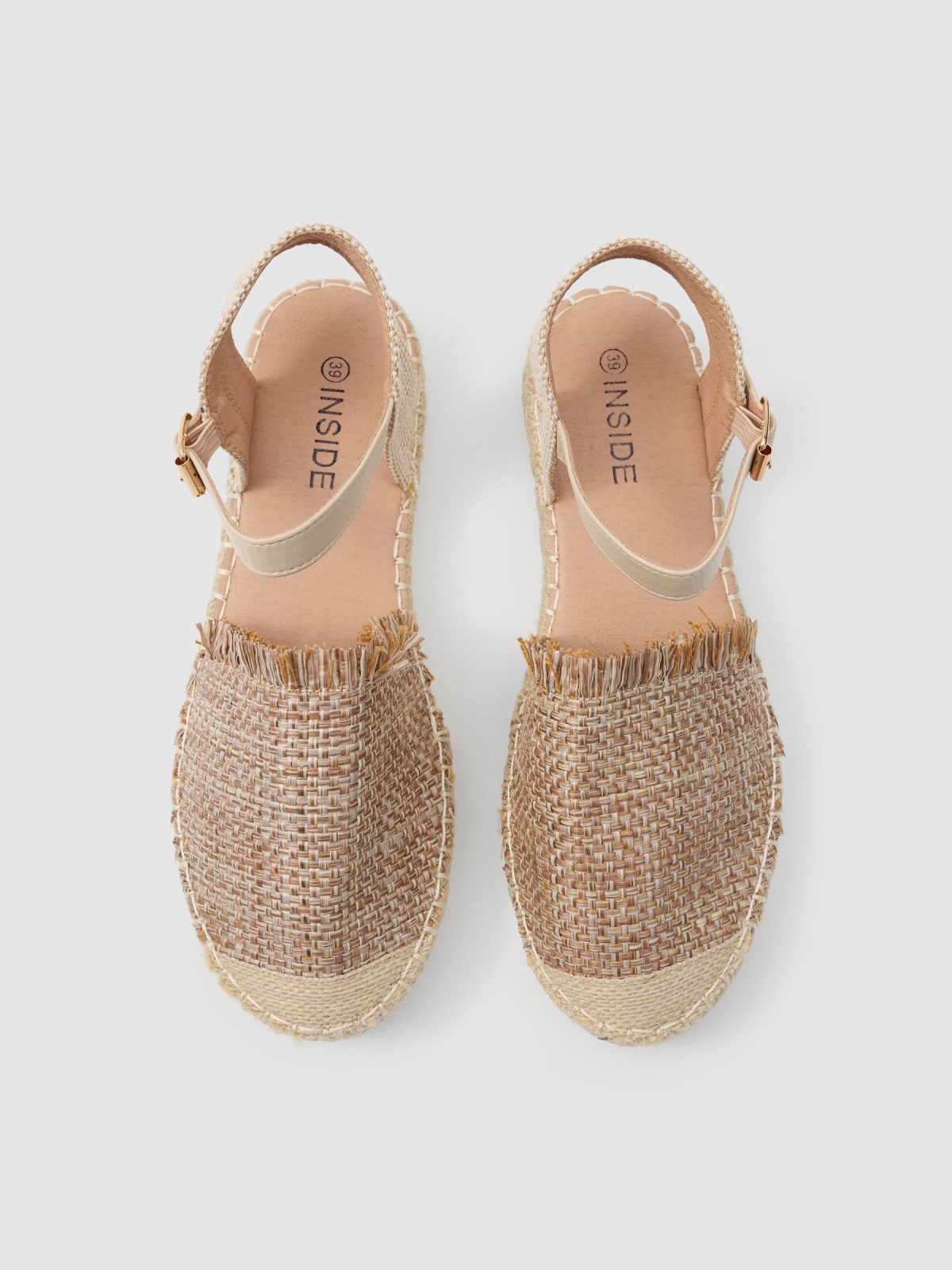 Espadrille raffia sandal sand zenithal view