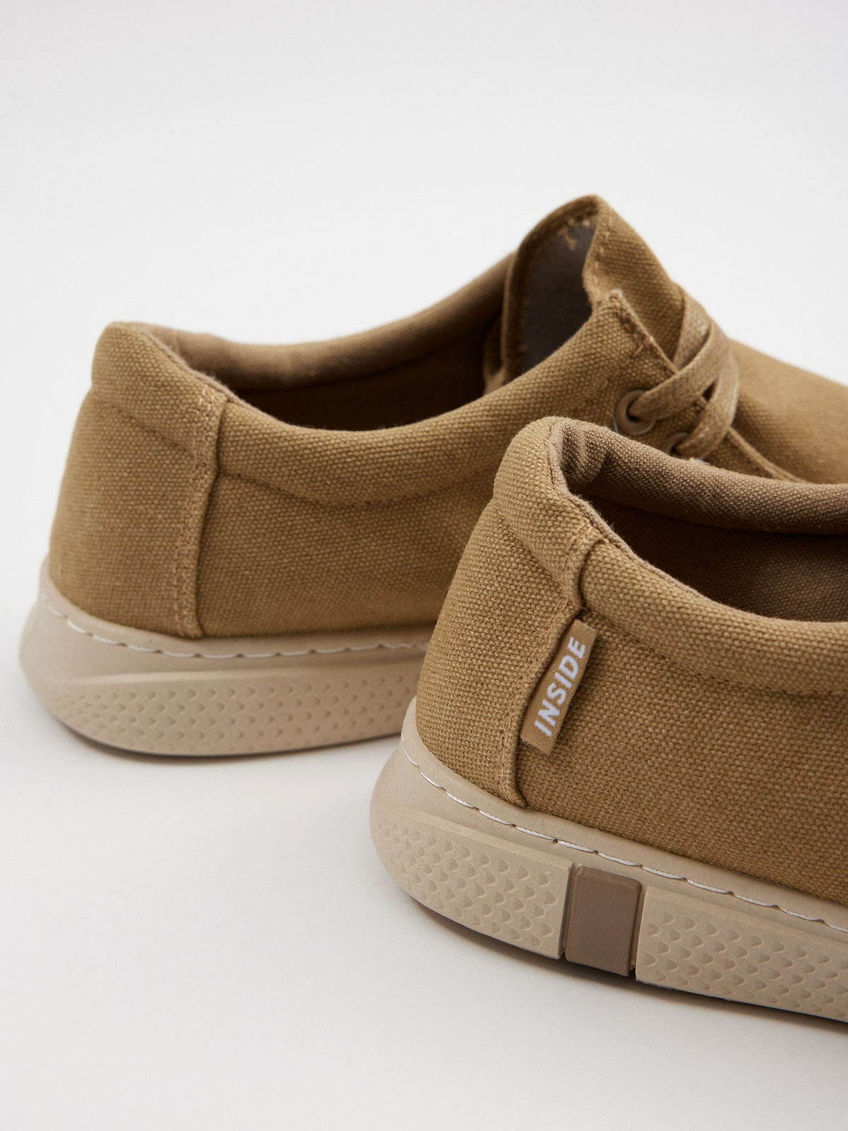 Sapato wallabee de lona areia vista detalhe