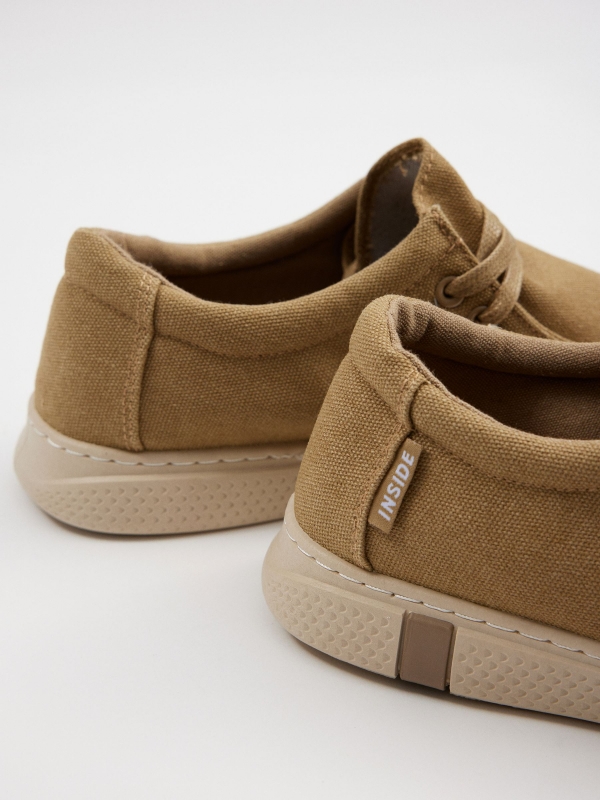 Sapato wallabee de lona areia vista detalhe