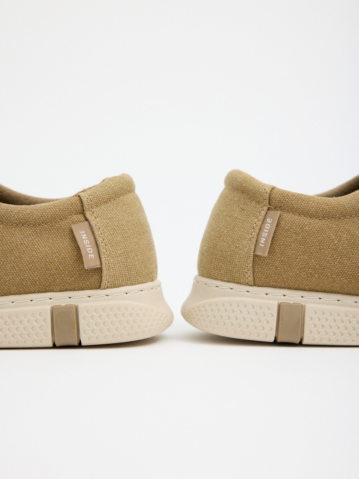 Sapato wallabee de lona areia vista detalhe