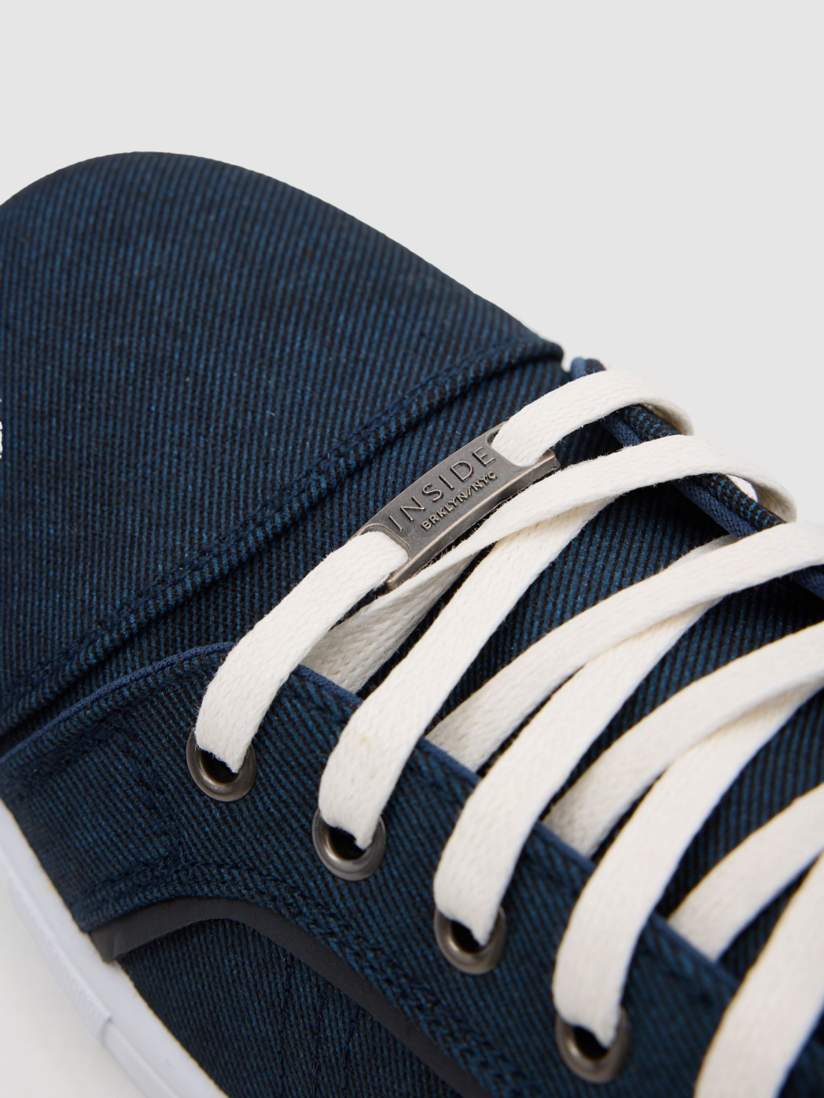 Deportiva lona cordones azul marino vista detalle