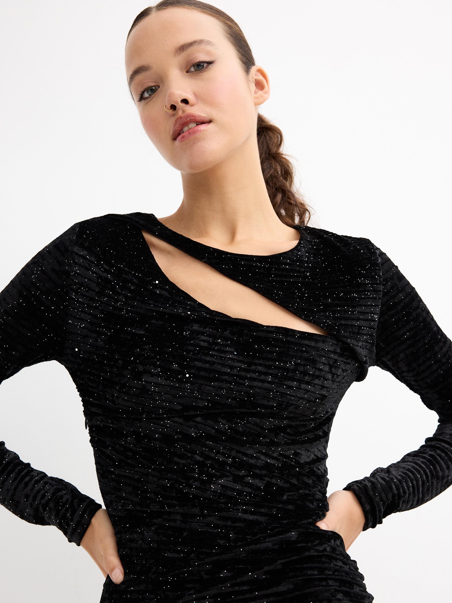 Vestido drapeado de veludo preto vista frontal três quartos