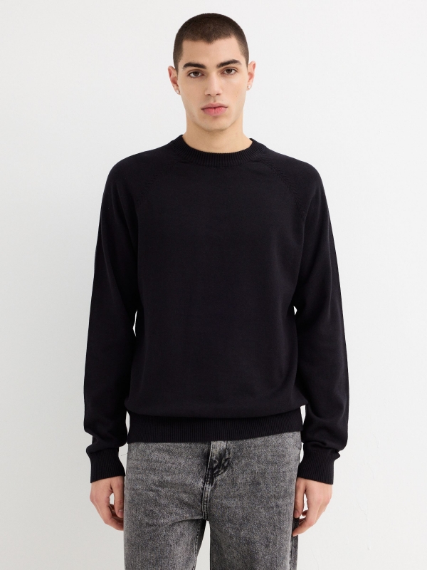 Plain sweater round neck black middle front view