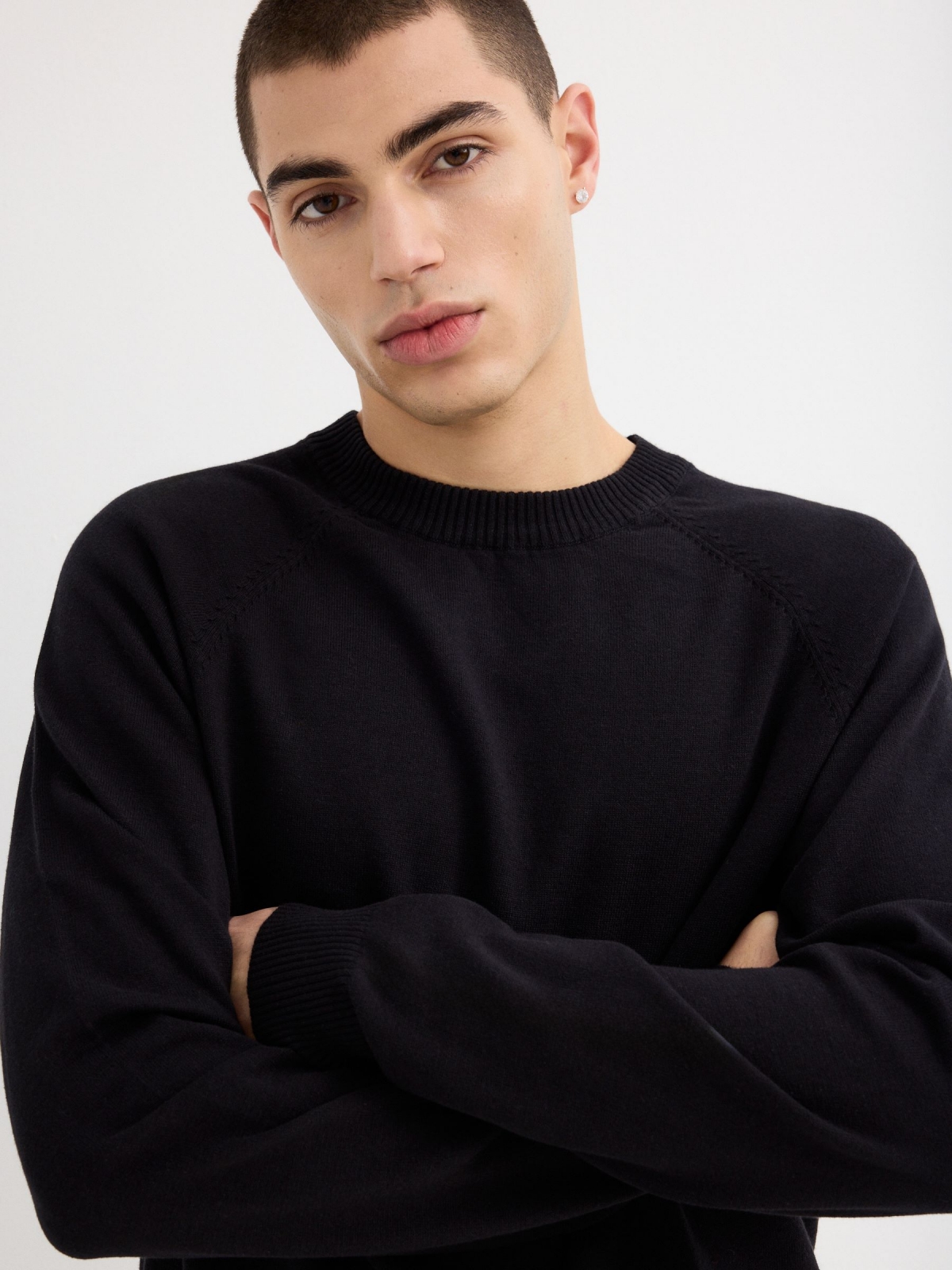 Plain sweater round neck black detail view