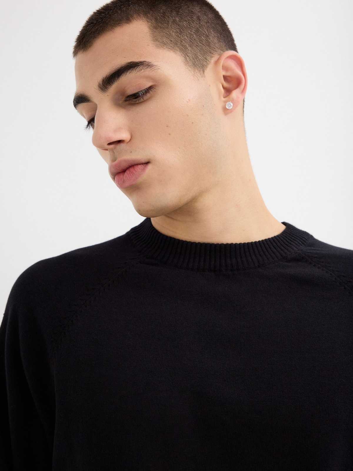 Plain sweater round neck black detail view