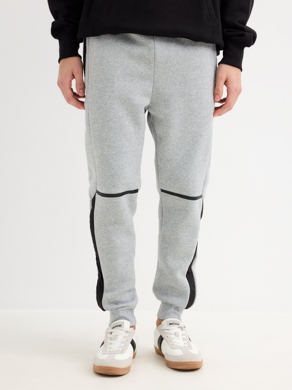 Pantalón jogger deportivo gris gráficos gris claro vista media frontal