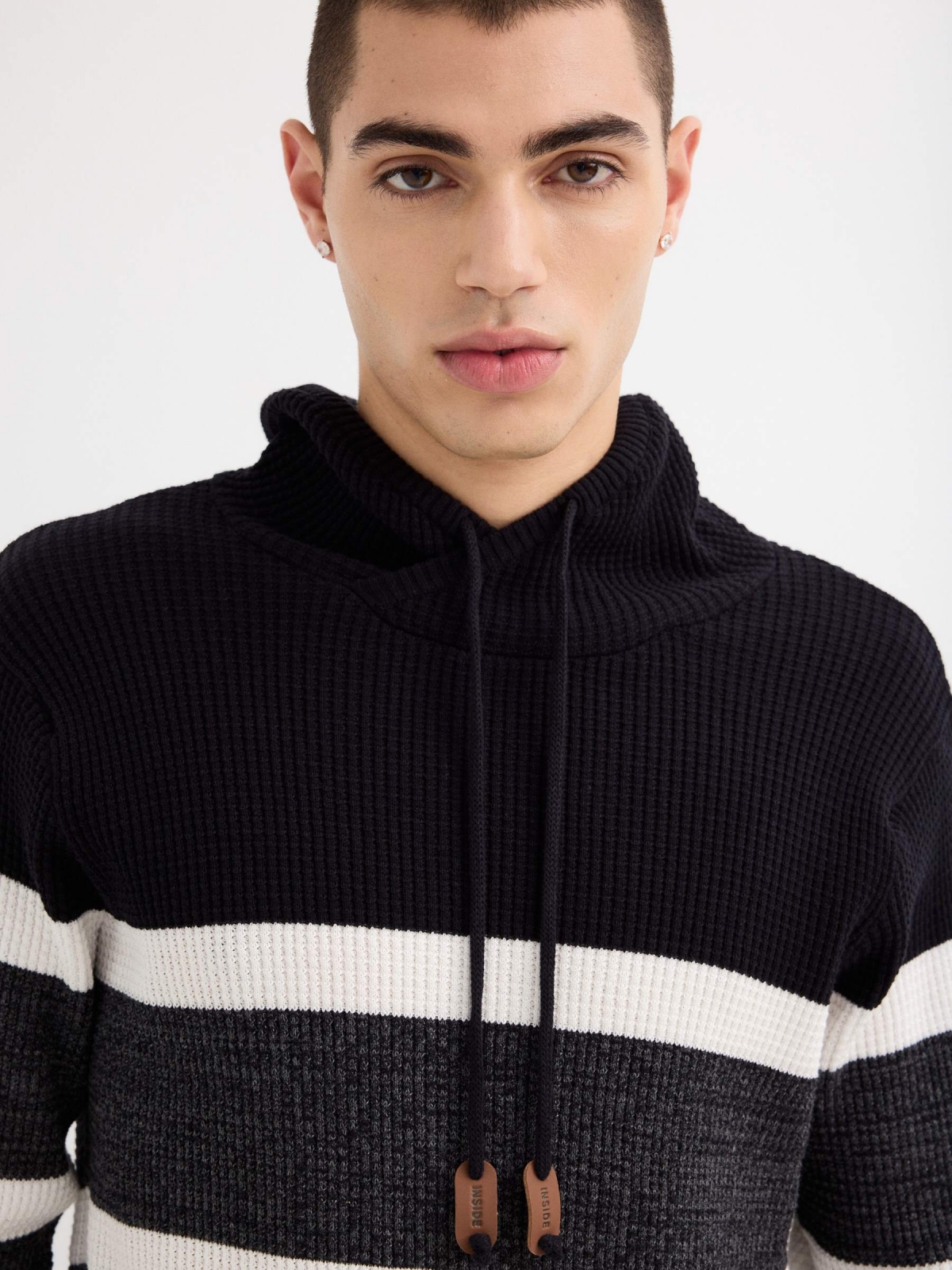 Pullover collar stripes black detail view