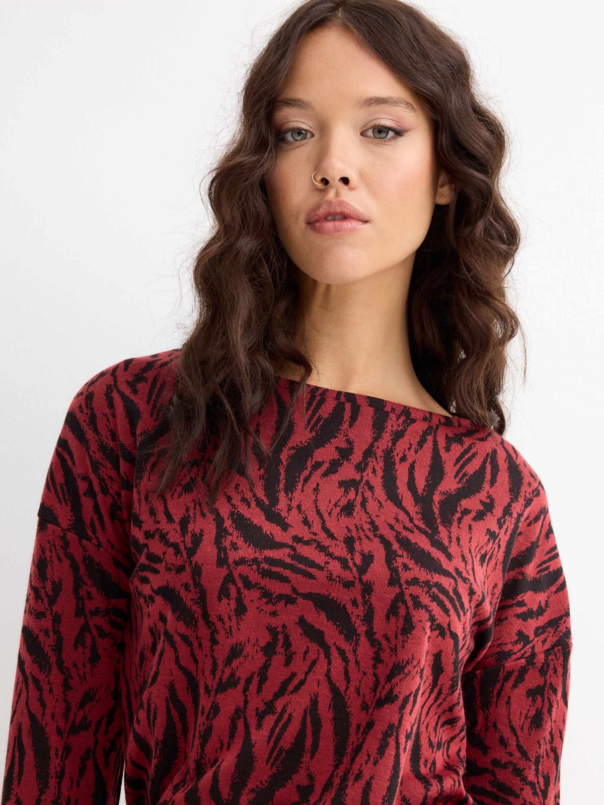 Long sleeve animal print red t-shirt brick red detail view