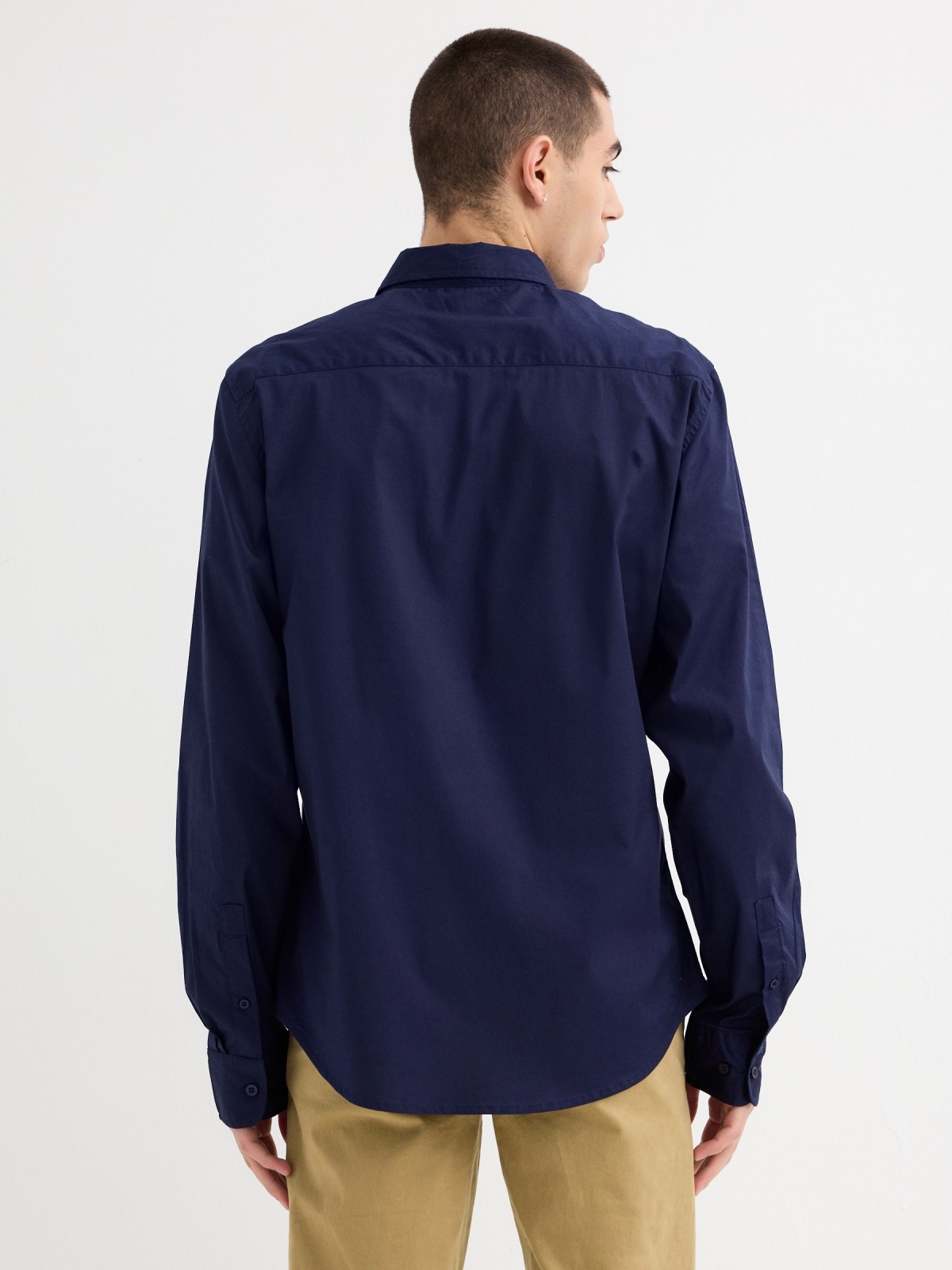 Camisa básica de manga comprida azul vista meia traseira