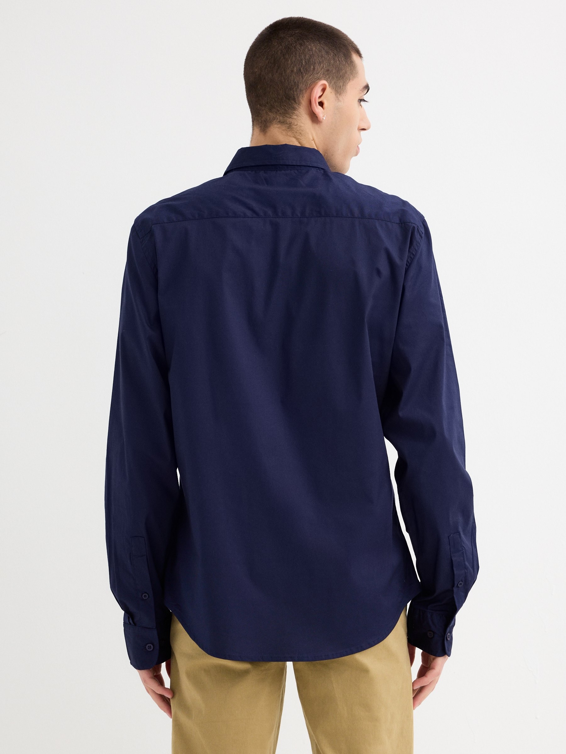 Camisa básica de manga comprida azul vista meia frontal